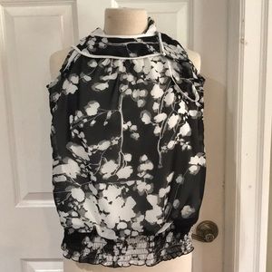 Sleeveless dress shirt